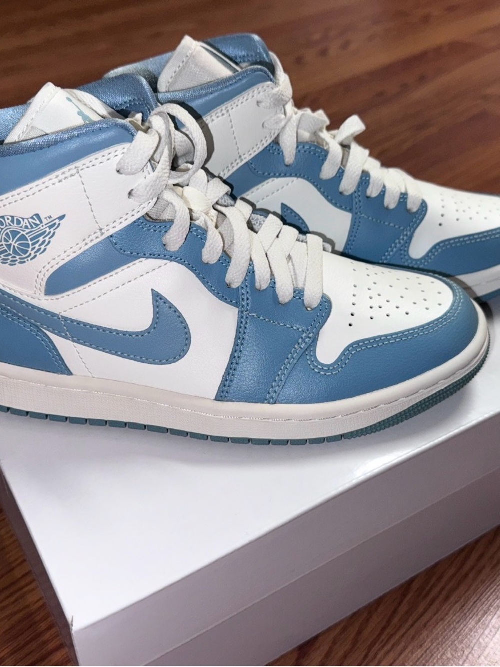 Women's Air Jordan 1 Mid, Size 6 - NEW IN BOX - AIR JORDAN SNEAKERS